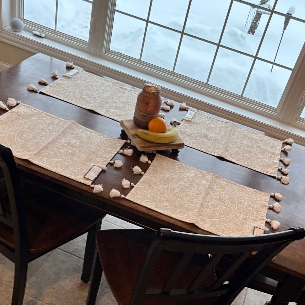 NEW! 6 Threshold Quality & Design Beige & White Placemats‎ W/Tassels